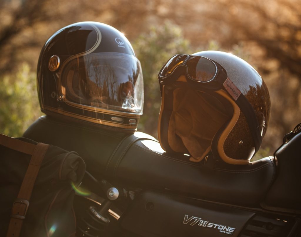 deux casques sur une moto