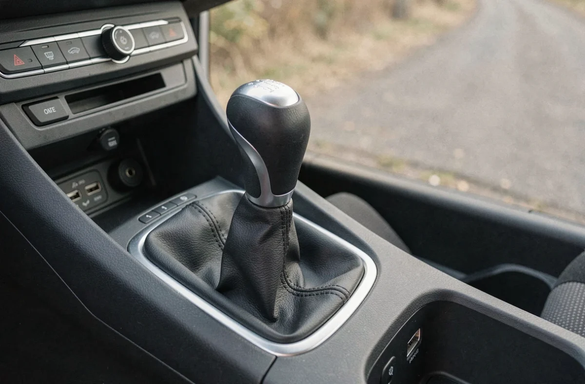 Console centrale de la Peugeot 308 entrée de gamme avec levier de vitesses, rangements et commandes de climatisation manuelle