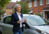 Quand passer du tiers au tous risques : conseils et avantages à connaître Femme en blazer navy tenant ses papiers d'assurance voiture