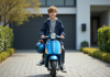 Jeune garçon en windbreaker avec scooter devant maison moderne