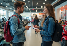 Acheter un scooter sans BSR : conditions, démarches, astuces Jeune homme parlant avec un vendeur dans une concession scooter