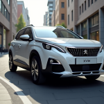 Peugeot 2008 Hybrid 2025 en ville lumineuse
