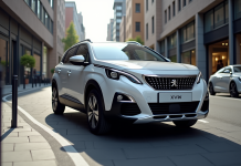 Peugeot 2008 Hybrid 2025 en ville lumineuse