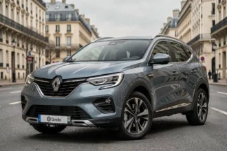 Renault Symbioz gris rafale garé en milieu urbain sous lumière naturelle diffuse, révélant les reflets métalliques de la teinte