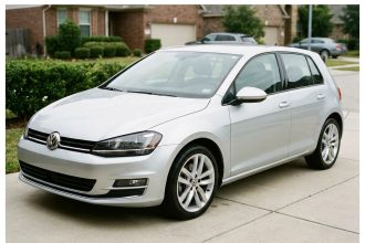 Volkswagen Golf 7 argent en parfait état garé dans une allée résidentielle, idéale pour la revente